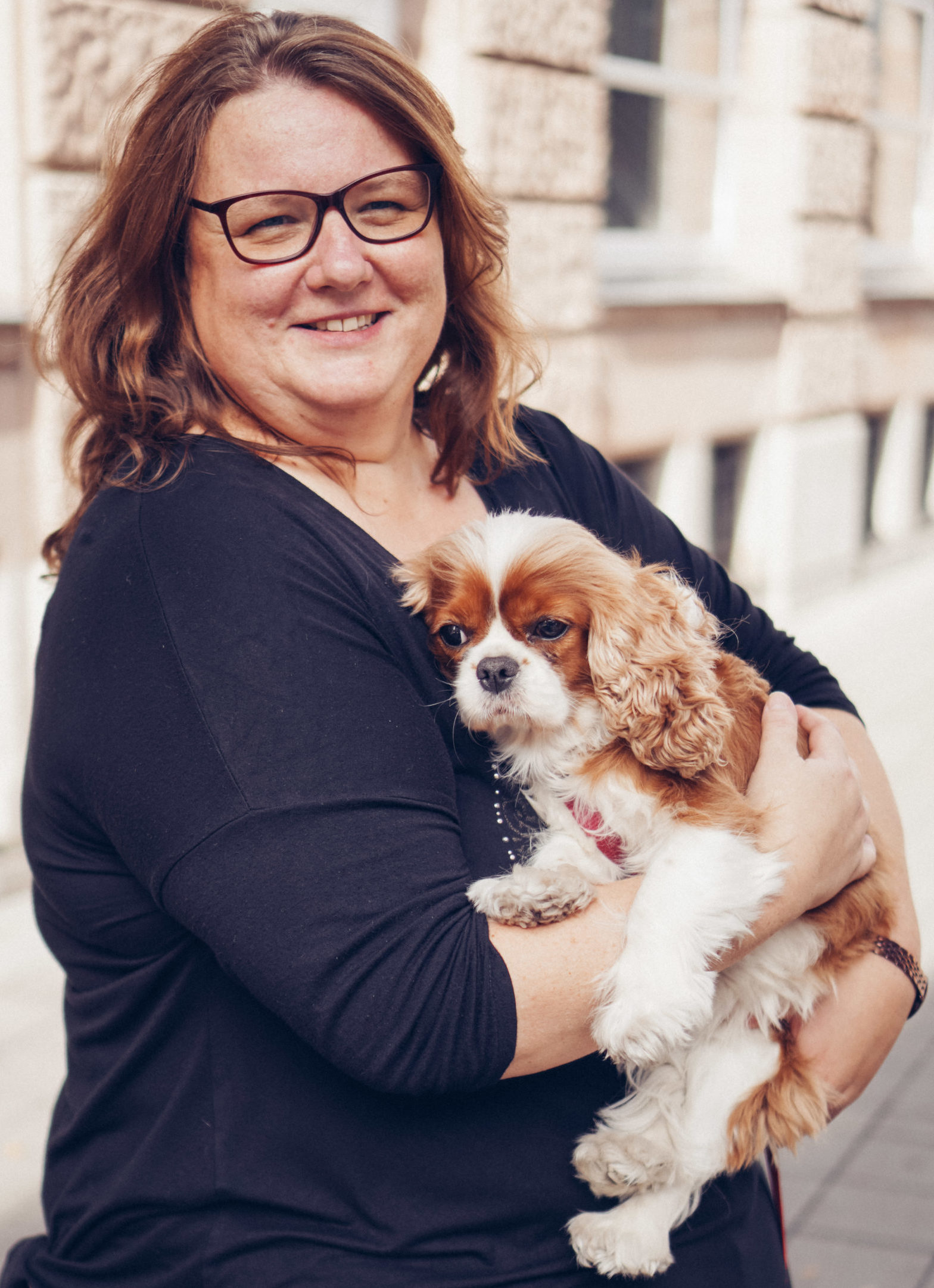Denise Seemann mit Hund – Finanzcoach im Homeoffice